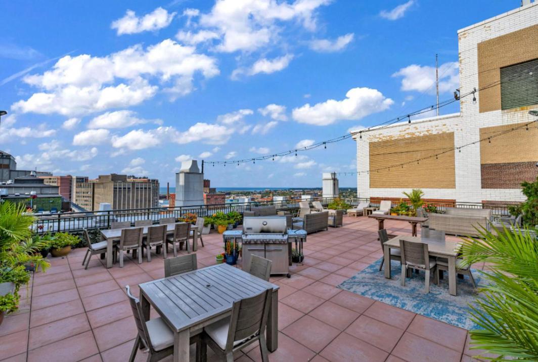 Beautiful Condo/Rooftop Patio With Free Parking Cleveland Exterior photo